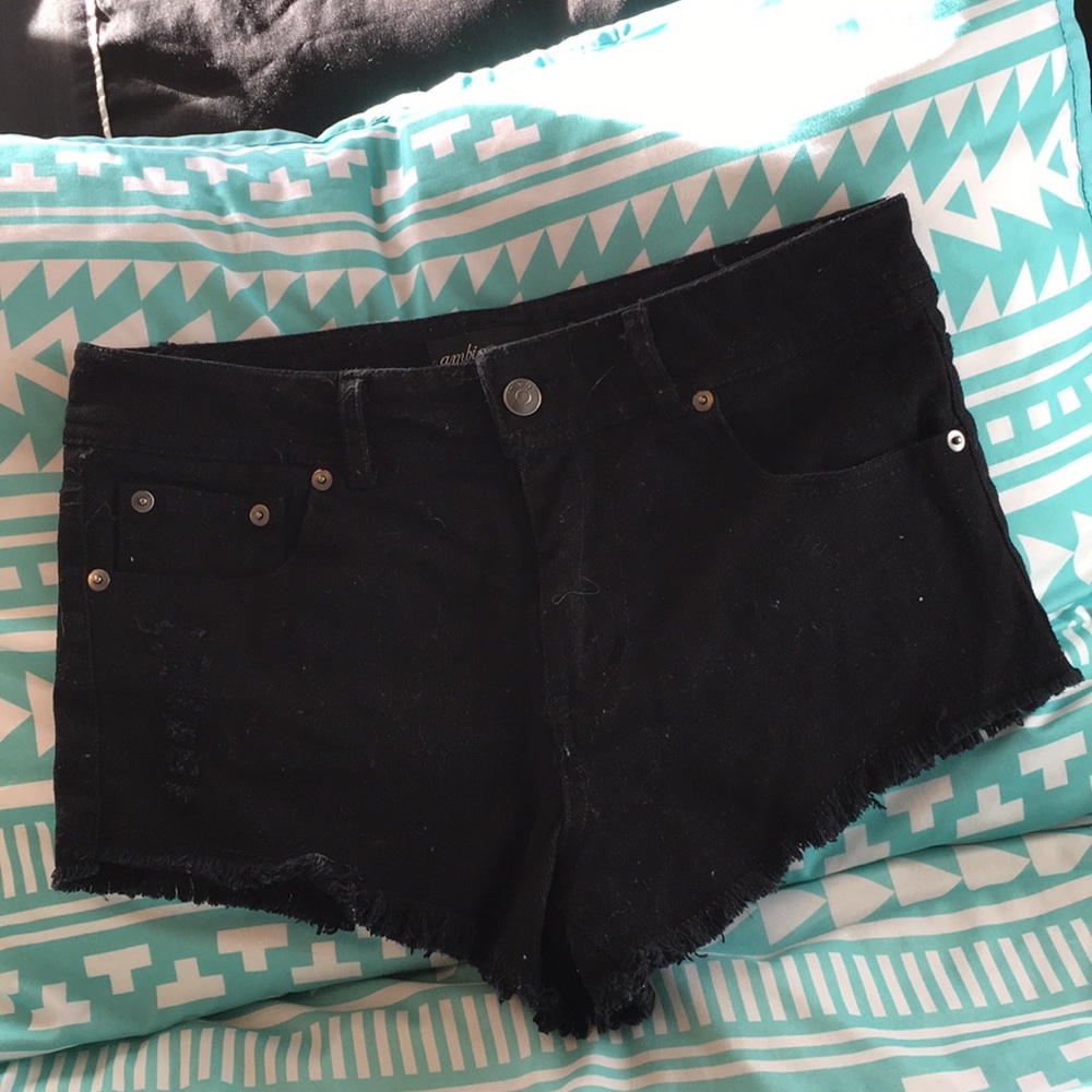 Regular black shorts